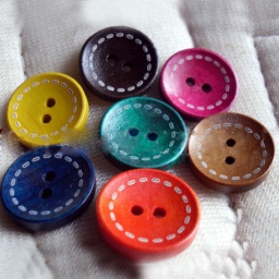 Пуговицы 20 мм деревянные плоско-круглые окрашенные разноцветные 2 отверстия 1,5 мм